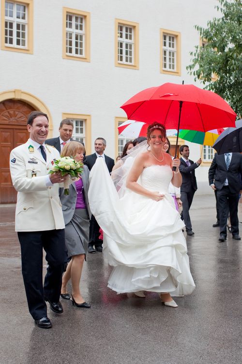 0053_Brautpaar_Regen_Roter_Schirm_Wedding_Hochzeit_Simkup.jpg